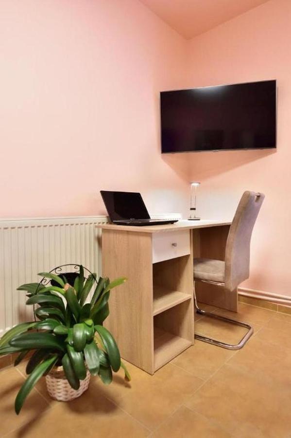 Nika Beds Hotel Пардубице Екстериор снимка